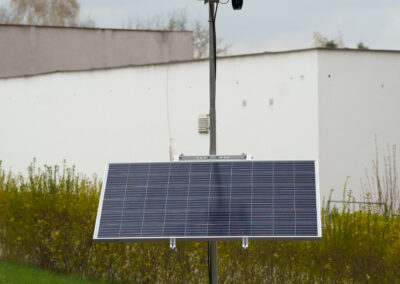 Kompaktní solární verze kamerové věže pro energeticky soběstačné zabezpečení stavby